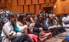 爱游戏体育官网-台上精彩！场下观众尽情欢呼助威