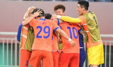 爱游戏体育官网-足球职业比赛频繁上演，球队实力强弱对比