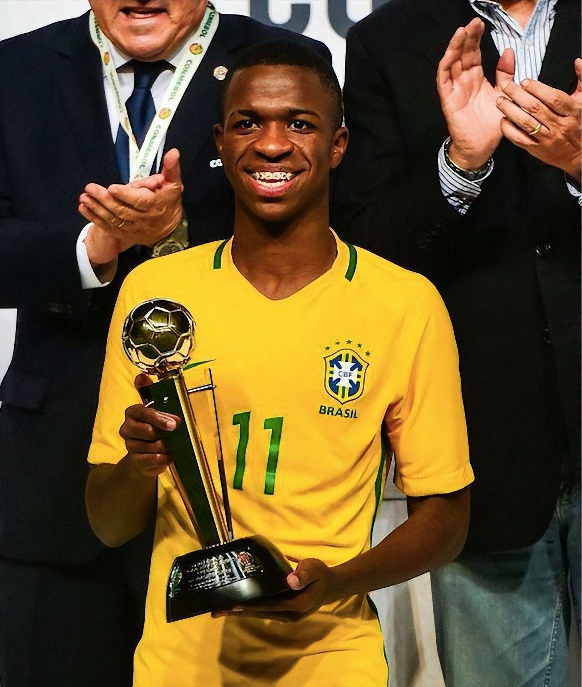 足球运动员精彩表现引人瞩目 足球运动员精彩表现引人瞩目