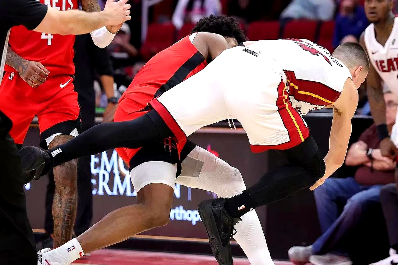 精彩摩擦:球员间的火花四溅的简单介绍 精彩摩擦:球员间的火花四溅的简单介绍