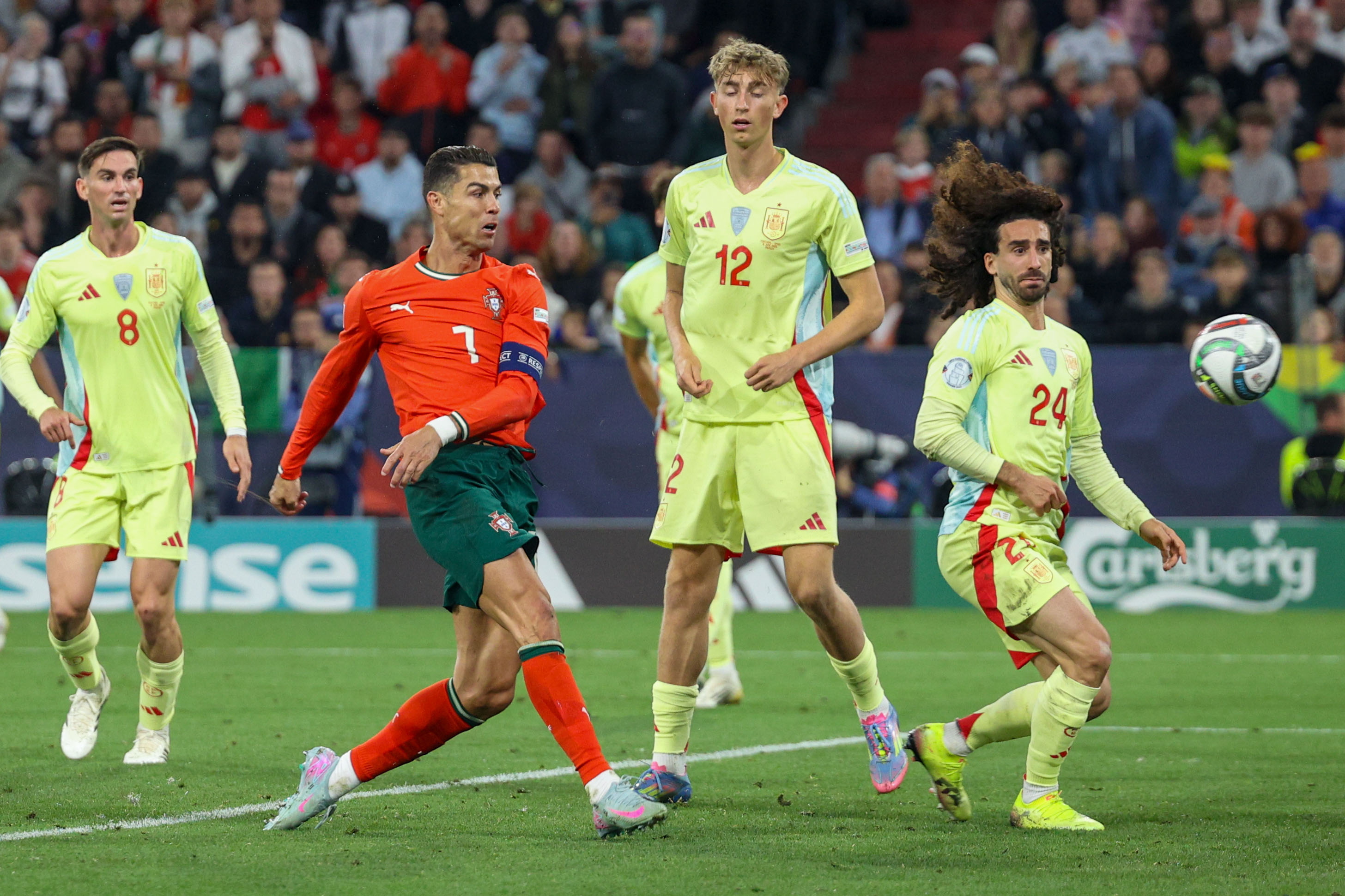 葡萄牙球员在比赛中表现出色,荣膺最佳射手 葡萄牙球员在比赛中表现出色,荣膺最佳射手