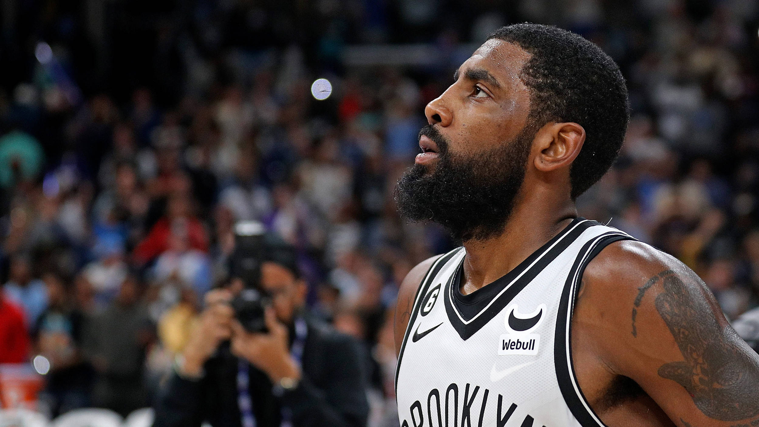 篮网取得三连胜！欧文砍下关键三分，球队跻身前八