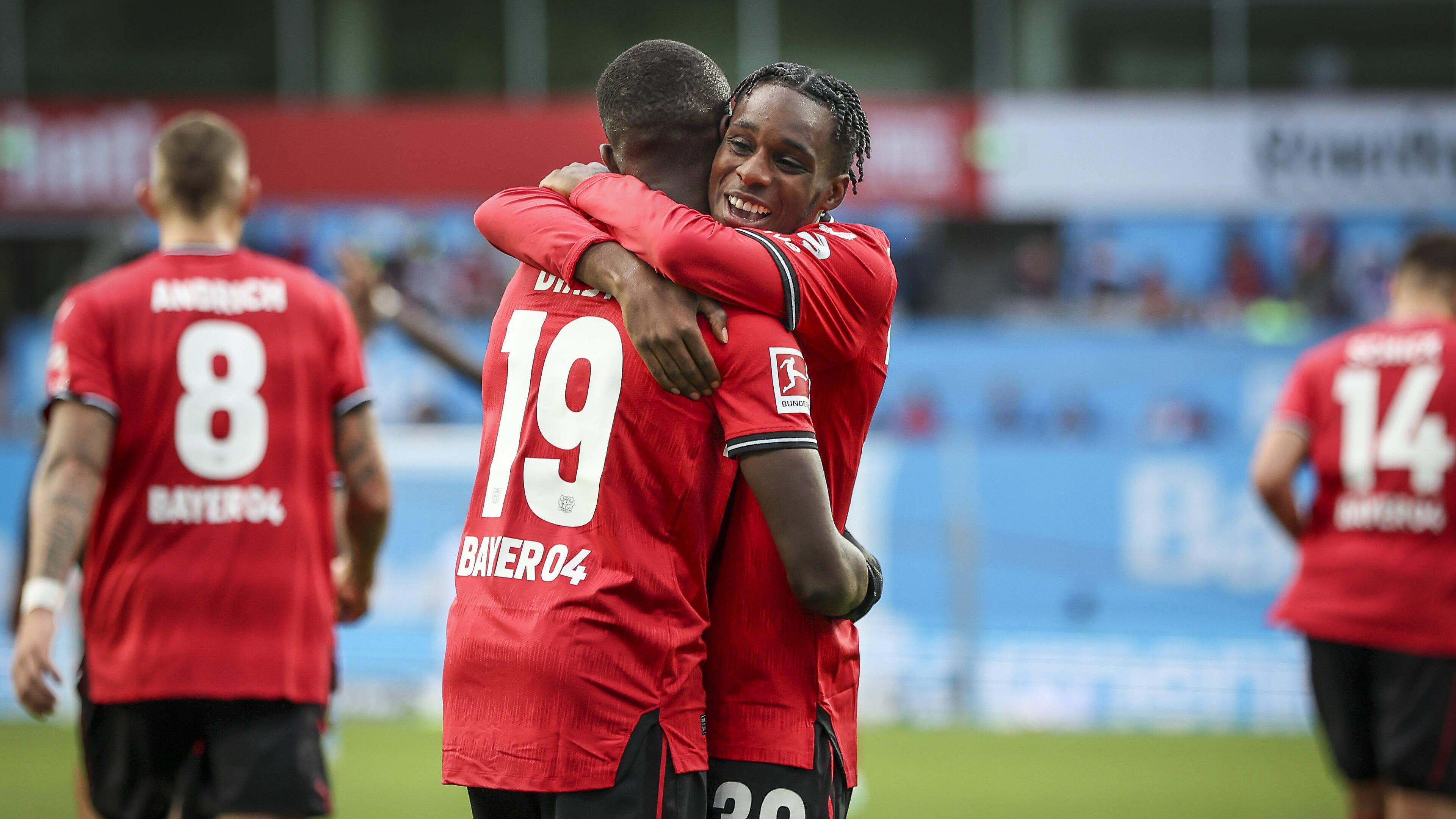 沙尔克不敌勒沃库森,全队集结备战下一场 沙尔克不敌勒沃库森,全队集结备战下一场