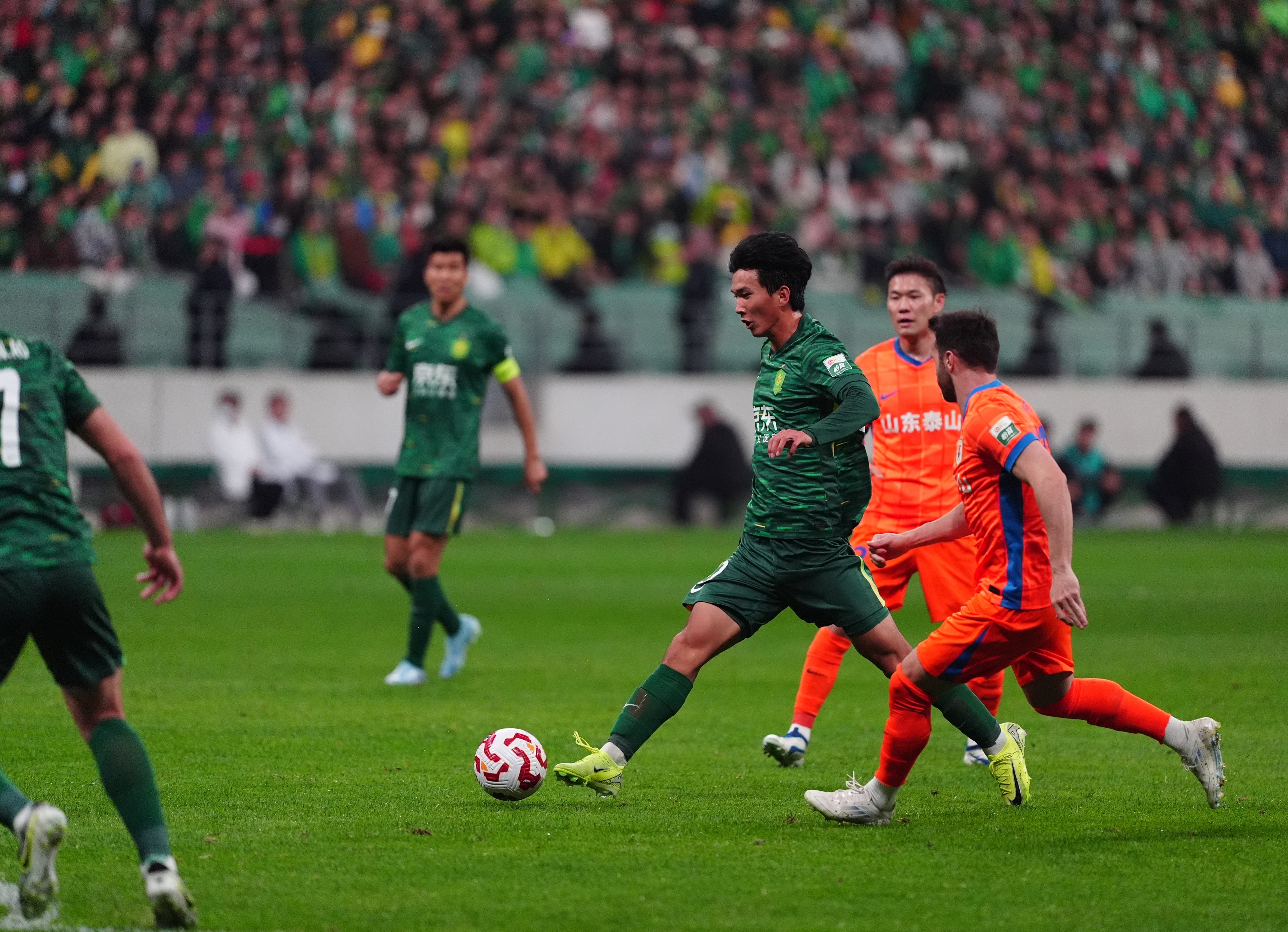 北京国安主场大胜，排名继续攀升