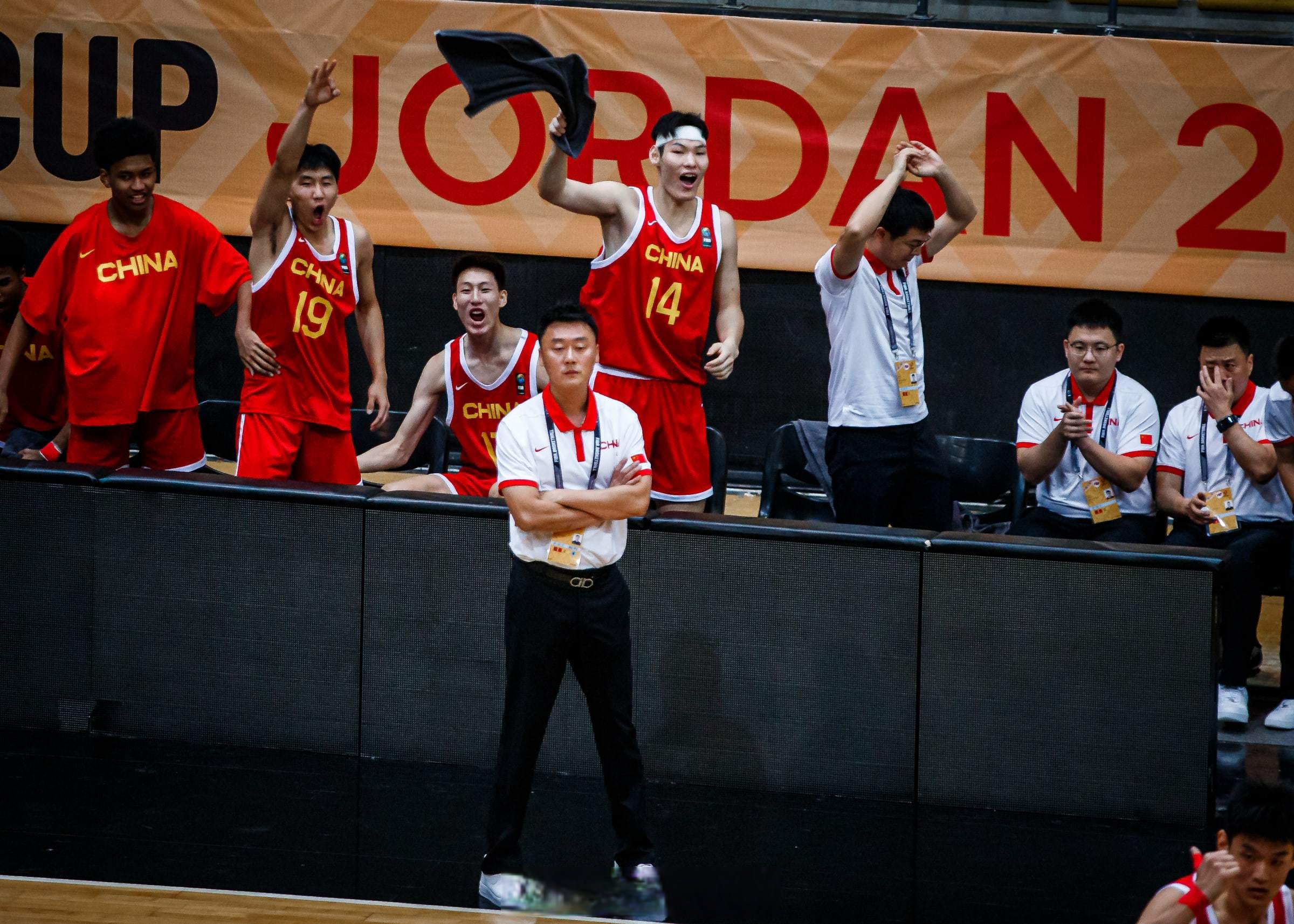 比赛现场掌声不断，情绪高涨亢奋