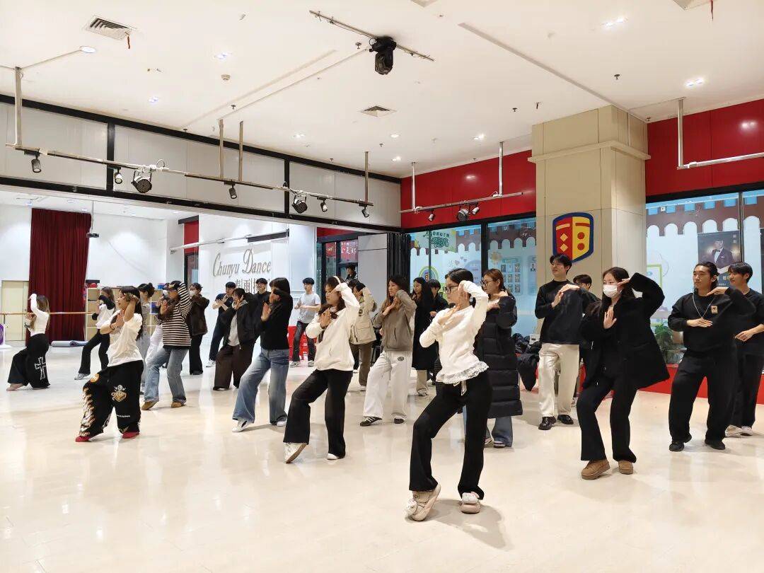 比赛现场掌声不断，情绪高涨亢奋