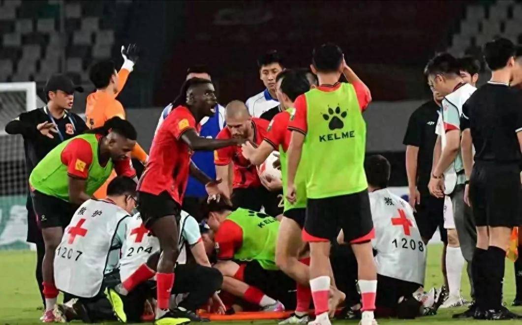 双方球队激烈对抗，胜负悬念备受期待