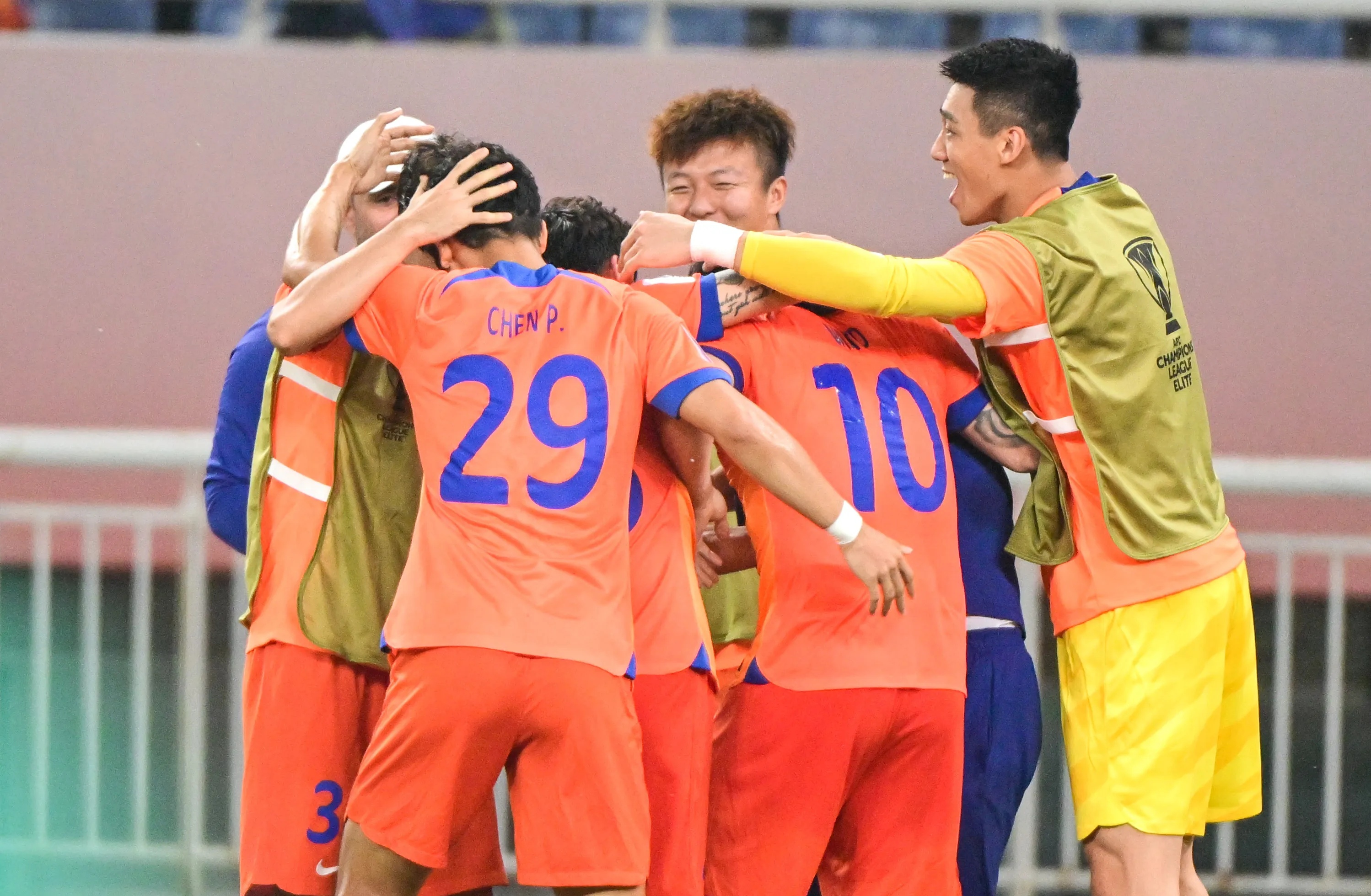 足球职业比赛频繁上演，球队实力强弱对比