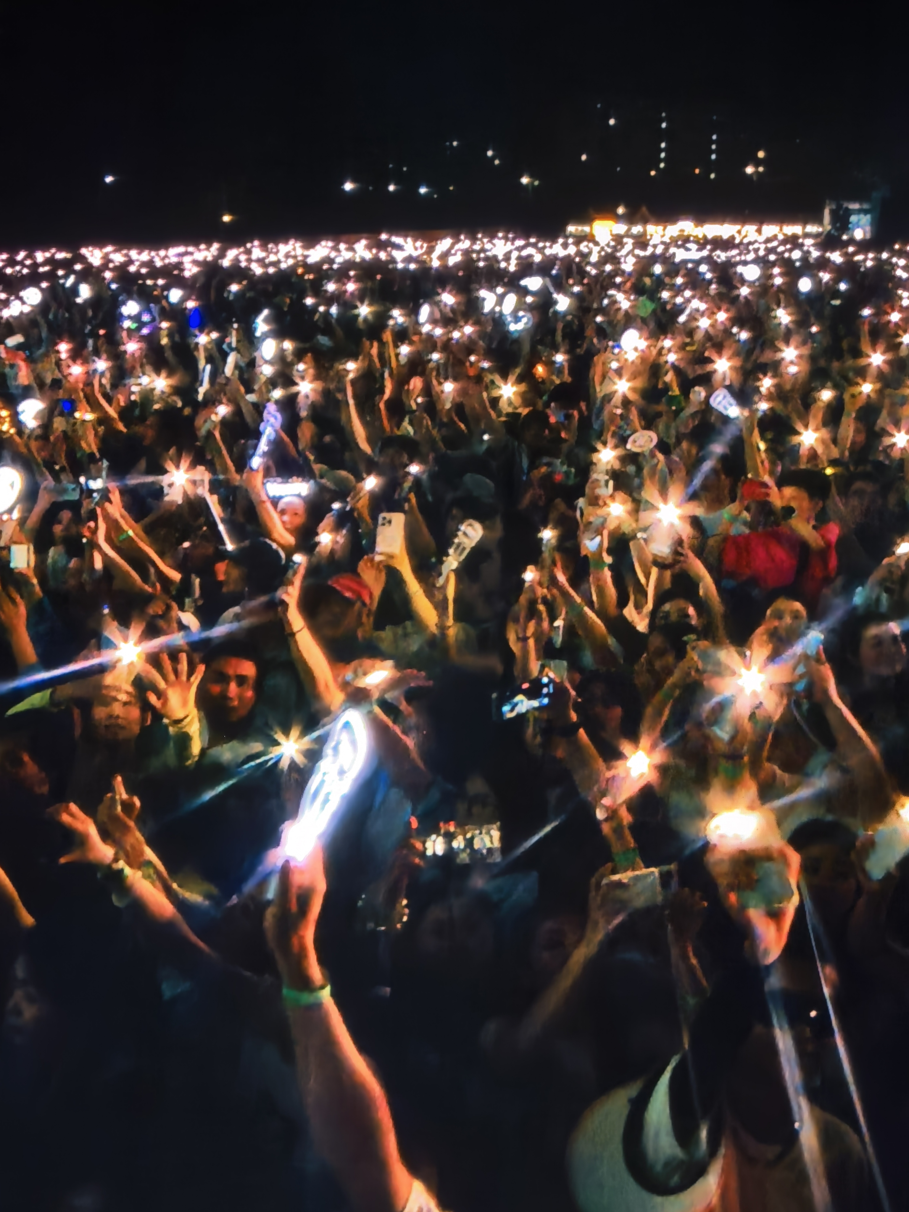 台上精彩！场下观众尽情欢呼助威