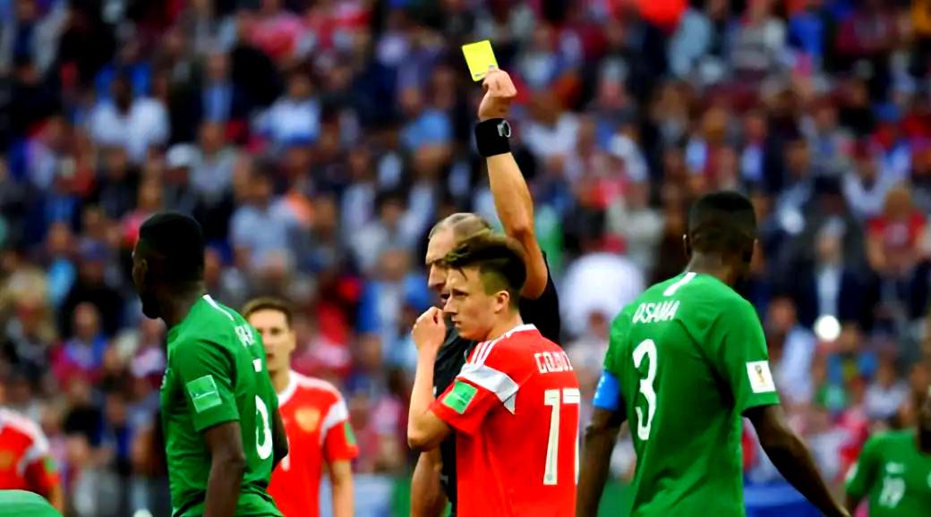 犯规严重，多名球员吃到黄牌警告