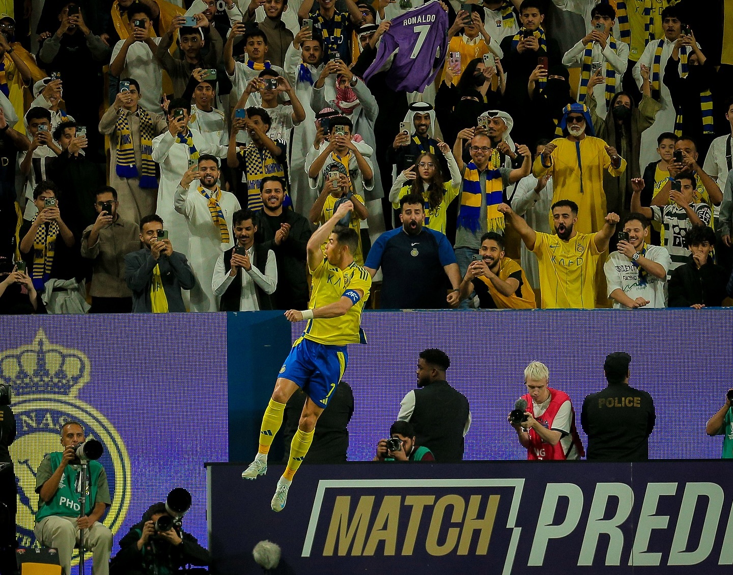 欧洲足球赛事中的一场胜利引发球迷狂热